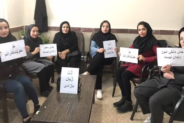 بزعم مشاركتهم في "انتفاضة مهسا".. إيران تفصل معلمين في كردستان لـ "أسباب أمنية"
