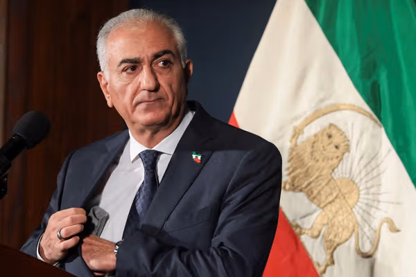 شاهزاده رضا پهلوی: من عاشق فوتبالم؛ پرچم شیروخورشید را در ورزشگاهها برافرازید