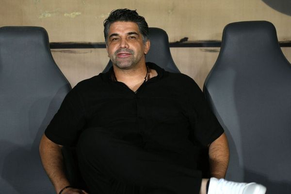 انتقاد قربانی از هواداران فجر: چه چیزی در مغزتان میگذرد که بطری آب پرتاب میکنید؟