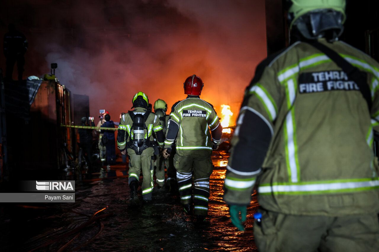 اعتراض مدیر آتش‌نشانی پایتخت پس از آتش‌سوزی گسترده در یک انبار کالا