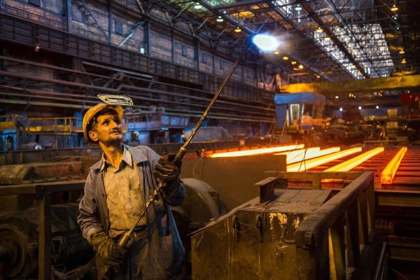 أزمة الكهرباء تضرب قطاعات حيوية في إيران.. وتوقعات بانخفاض إنتاج الصلب 33%