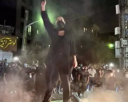 "لوموند": الجيل الحالي لشباب إيران لا يستسلم لظلم نظام طهران