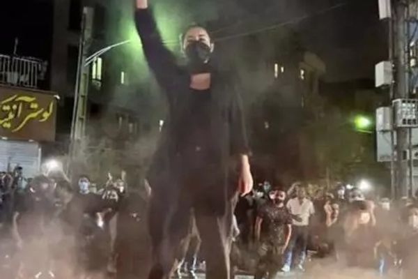 "لوموند": الجيل الحالي لشباب إيران لا يستسلم لظلم نظام طهران