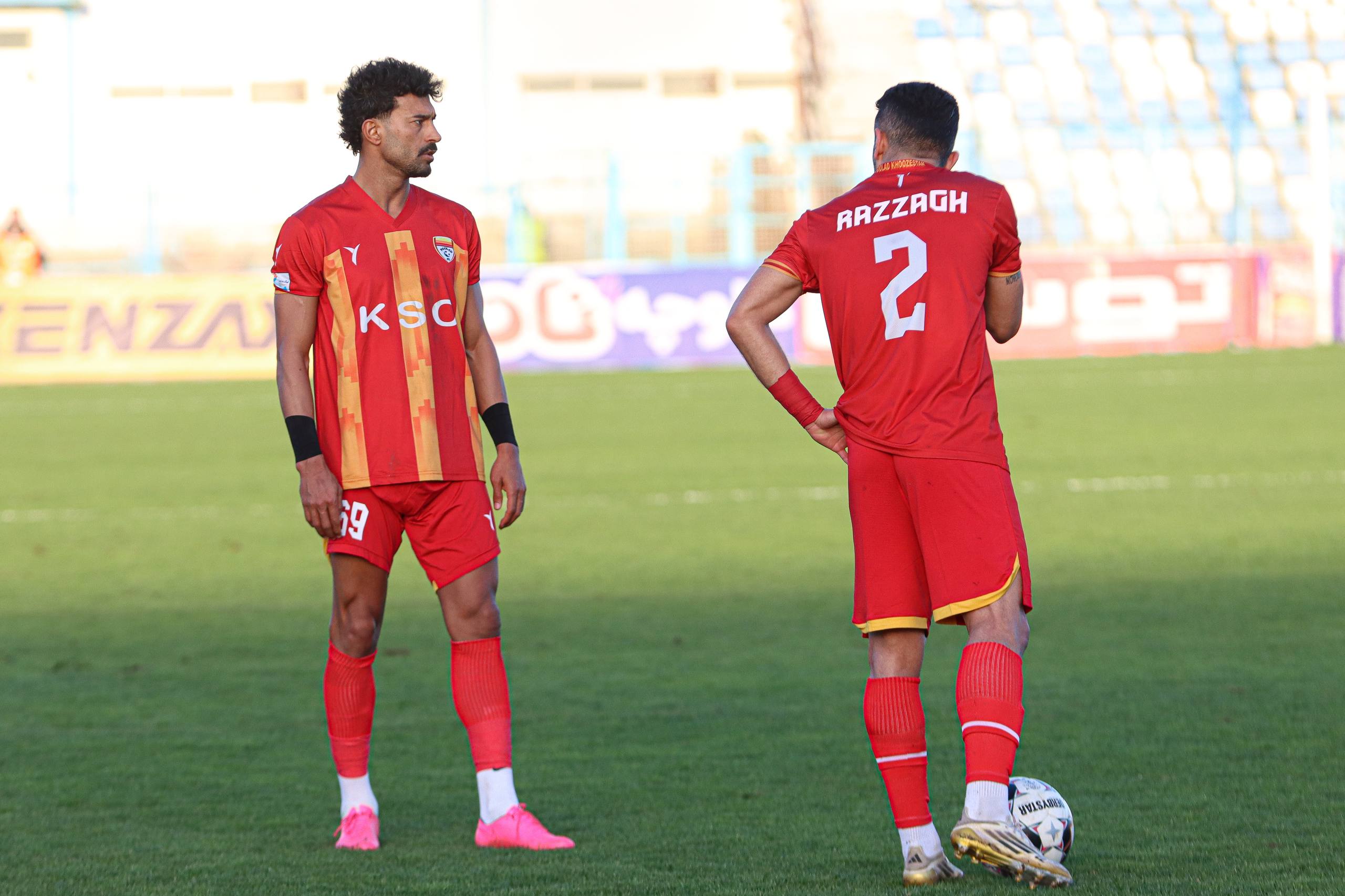 رامین رضاییان با مچ‌بند مشکی در لباس فولاد