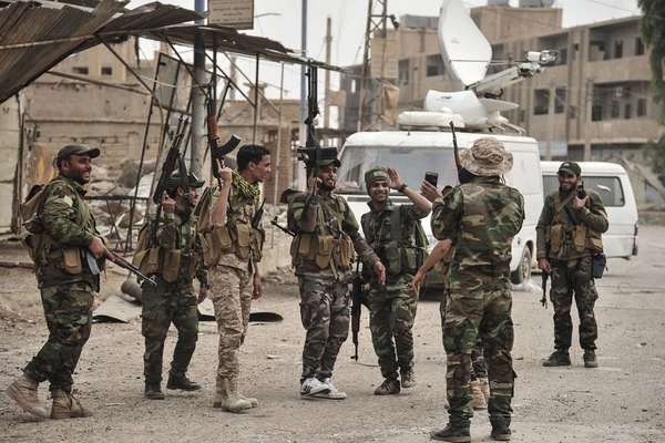 هجوم على مواقع الحرس الثوري الإيراني في سوريا.. وإسرائيل تعترف بقصف قافلة إيرانية