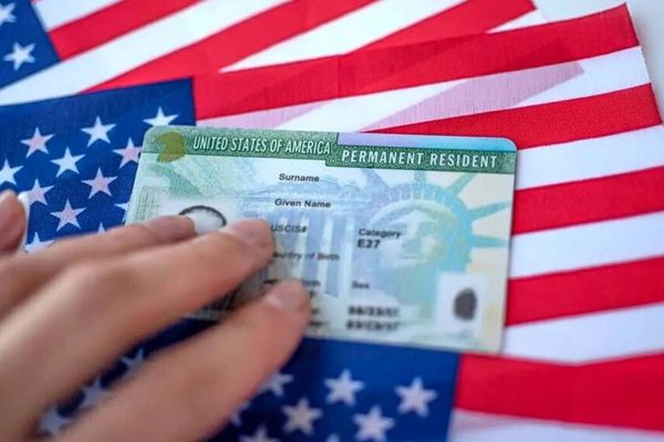 إدارة ترامب تعلن إعادة النظر في بطاقات "غرين كارد" الممنوحة للإيرانيين