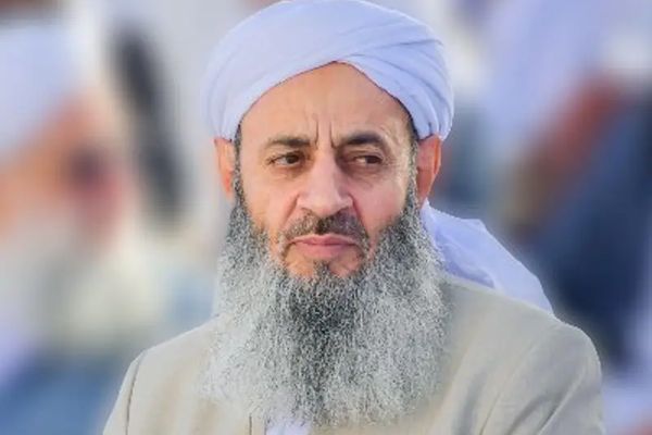 خطيب أهل السنة بإيران ينتقد طريقة محاكمة المتهمين في مجزرة "جمعة زاهدان الدامية"