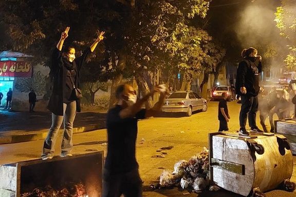 Young people protesting in Kermanshah on October 26, 2022