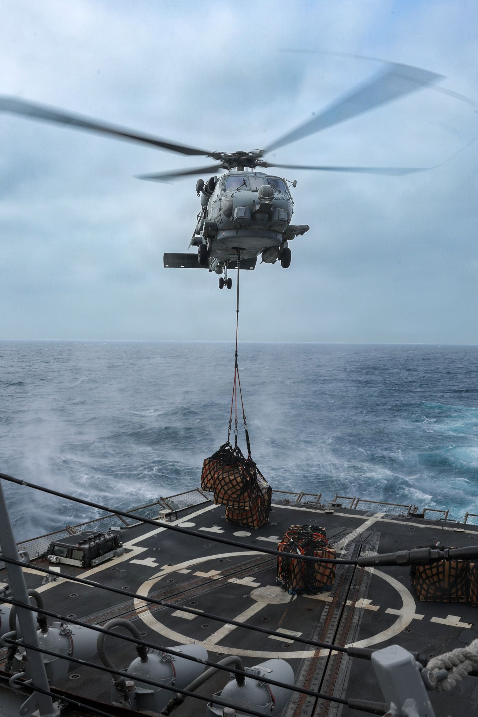 A MH-60R Sea Hawk delivers supplies to guided-missile destroyer USS Mason (DDG 87) in the Arabian Sea. (CENTCOM)