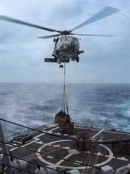 A MH-60R Sea Hawk delivers supplies to guided-missile destroyer USS Mason (DDG 87) in the Arabian Sea. (CENTCOM)