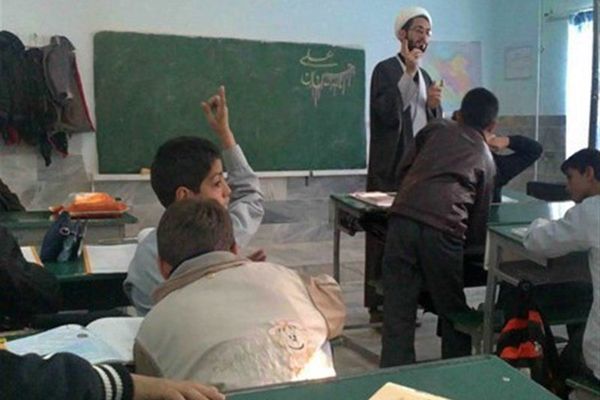 "بلوشستان الأكثر بؤسًا".. صحيفة: كارثة الأمية تضرب طلاب المدارس في إيران