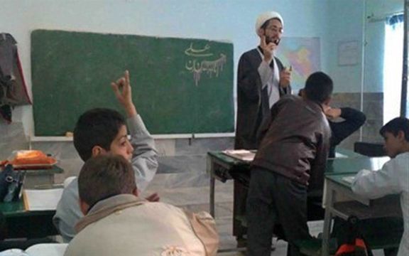 معضل بیسوادی در ایران همزمان با اخراج اساتید و معلمان و جایگزینی آنها با مداح و آخوند
