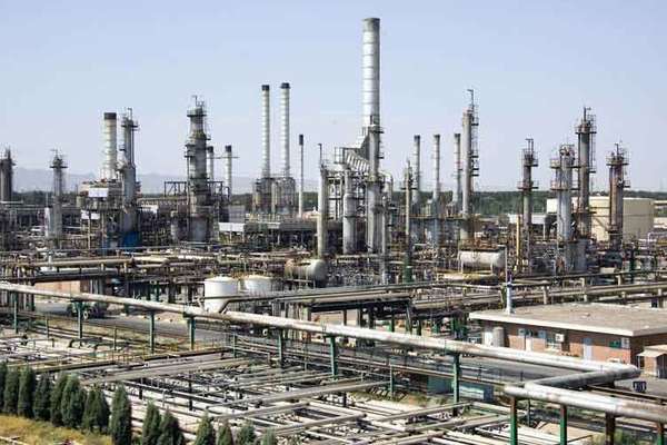 Blast Rocks Iran’s Oldest Oil Refinery Near Persian Gulf