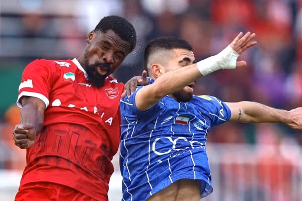 پرسپولیس ۰-۰ استقلال؛ دربی ۱۰۶ تهران، بدون گل، در بدترین چمن ممکن، به سود صدرنشین!