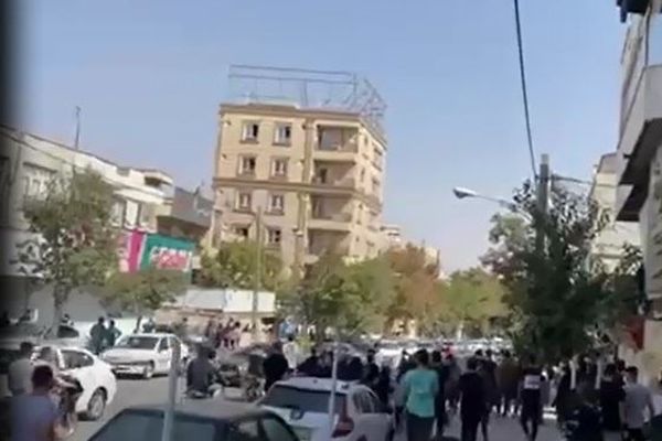 انتفاضة إيران: إضرابات في المدن الكردية.. والمتظاهرون في الجامعات والمحافظات يطلبون الدعم