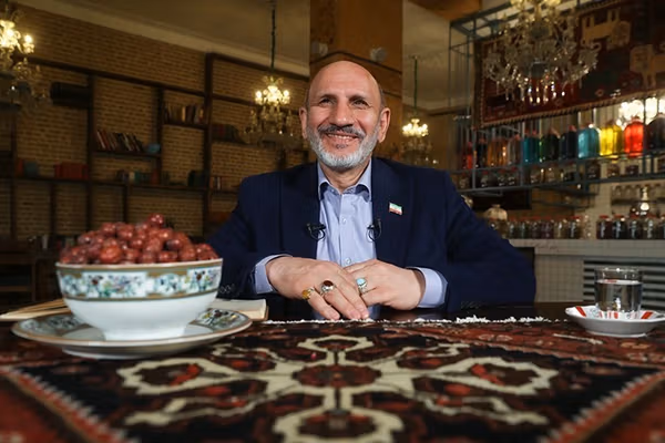 مدعی طب سنتی که گفت خامنهای را حجامت کرده، کلاهبردار از آب درآمد و فراری شد