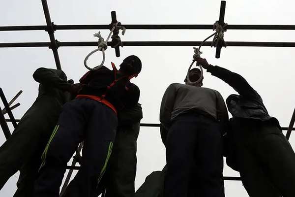 بمعدل 6 أشخاص يوميًا.. إعدام 98 سجينًا في إيران خلال 17 يومًا