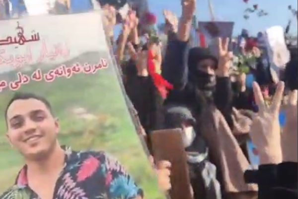 استمرار مشاركة المواطنين في تأبين ضحايا الانتفاضة الشعبية.. وهتافات ضد خامنئي والخميني