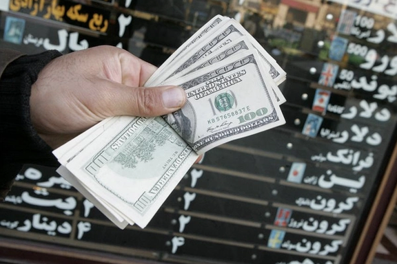 دلار با عبور از ۳۲ هزار و ۸۰۰ تومان به بالاترین قیمت تاریخ خود در ایران رسید