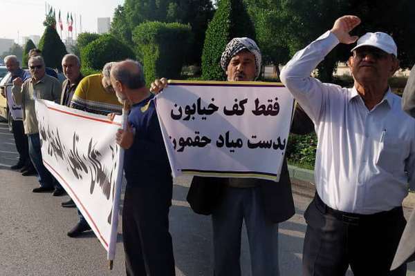 المعلمون والعمال والمتقاعدون في الشوارع للمطالبة بحقوقهم.. احتجاجات متصاعدة تجتاح إيران