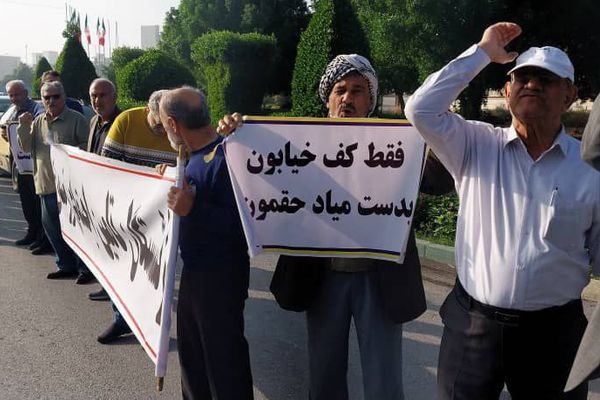 المعلمون والعمال والمتقاعدون في الشوارع للمطالبة بحقوقهم.. احتجاجات متصاعدة تجتاح إيران