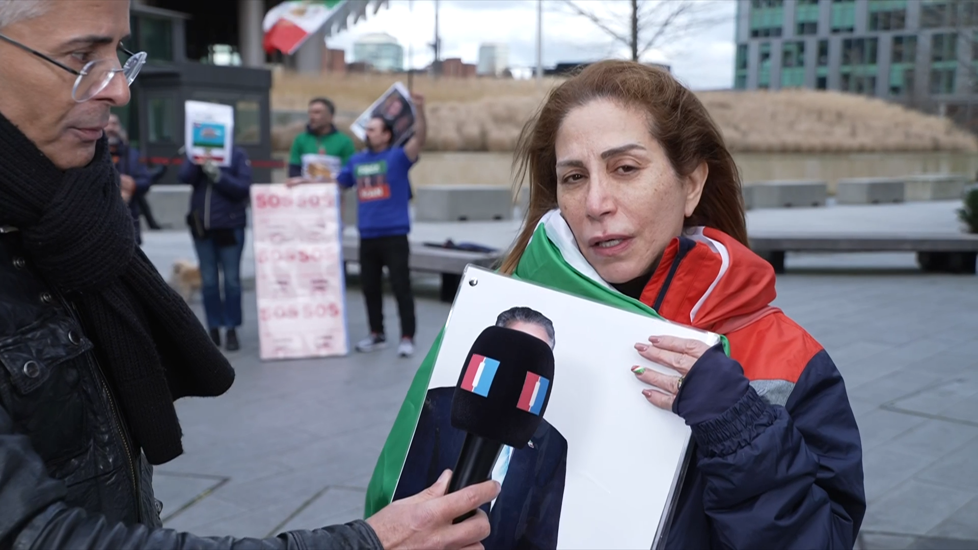 تحصن نسرین روشن، زندانی پیشین دوتابعیتی در مقابل سفارت آمریکا در لندن