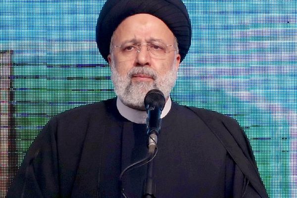 الرئيس الإيراني يتهم وسائل الإعلام بـ"الترويج للجهل" مهدداً المتظاهرين بـ"معاملة قاسية"