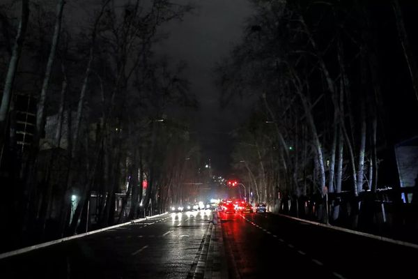 إيرانيون ينتقدون عجز النظام عن توفير الكهرباء والغاز رغم ادعائه بأنه "قوة إقليمية عظمى"