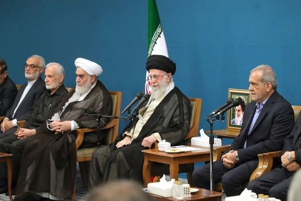 بعد ضجة إعلامية وهجوم على بزشكيان.. المرشد الإيراني يؤكد استشارته في اختيار أعضاء الحكومة