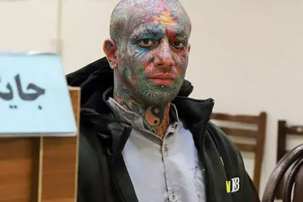 مطرب إيراني معارض يحاول الانتحار في السجن بعد تأييد حكم إعدامه