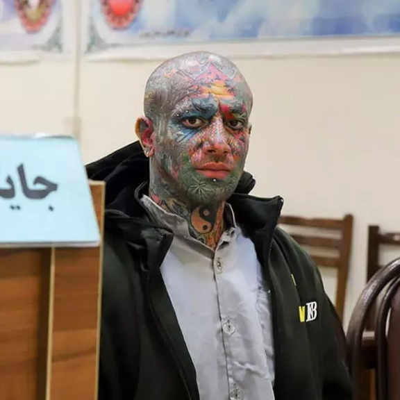 مطرب إيراني معارض يحاول الانتحار في السجن بعد تأييد حكم إعدامه