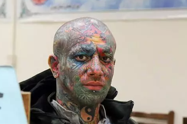 بعد تأييد إعدامه.. نقل مغني إيراني معارض إلى المستشفى بعد محاولته الانتحار في السجن