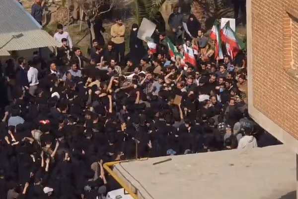 روز دوم خیزش دانشجویی در حمایت از انقلاب ملی؛ بسیجیان به دانشجویان معترض حمله کردند