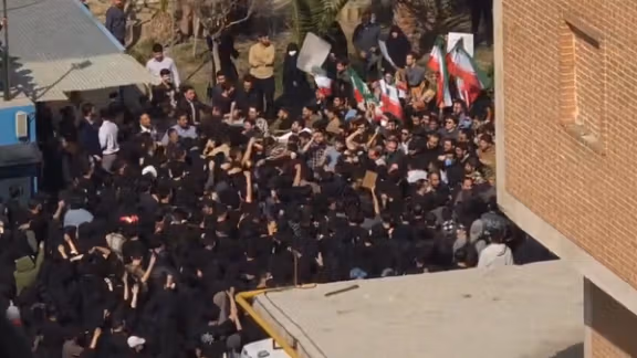 روز دوم خیزش دانشجویی در حمایت از انقلاب ملی؛ بسیجیان به دانشجویان معترض حمله کردند