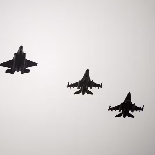 بریتانیا با اعزام جنگندههای اف۳۵ به قبرس، برای سناریوهای پرتنش احتمالی آماده میشود