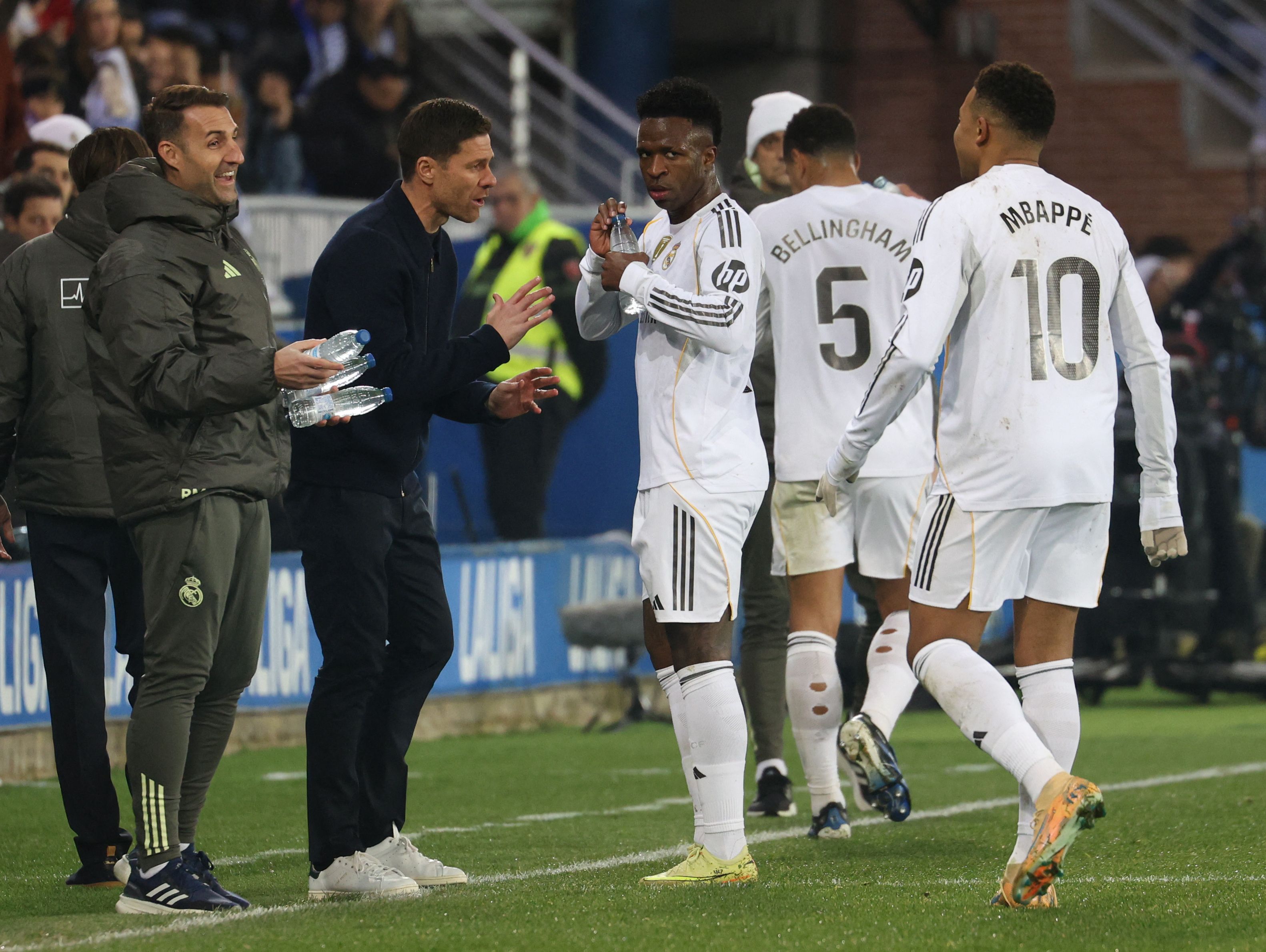 آلاوس ۱-۲ رئال مادرید؛ فوق‌ستاره‌ها با چنگ و دندان جلوی اخراج آلونسو را گرفتند