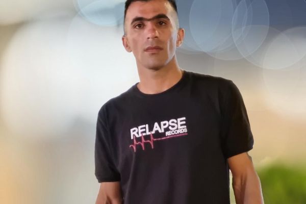 المعارض الإيراني وحيد عباسي ما زال في السجن رغم وجود رصاصة داخل عينه