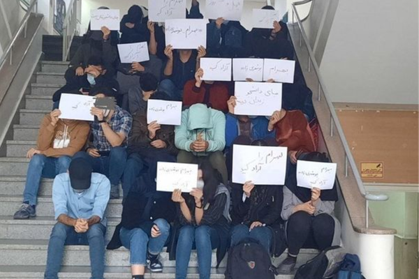 الانتفاضة الشعبية في إيران تتواصل باعتصامات وتجمعات طلابية اليوم الأحد